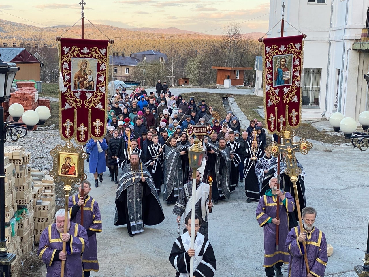 В канун великого праздника. Утреня с чином погребения.