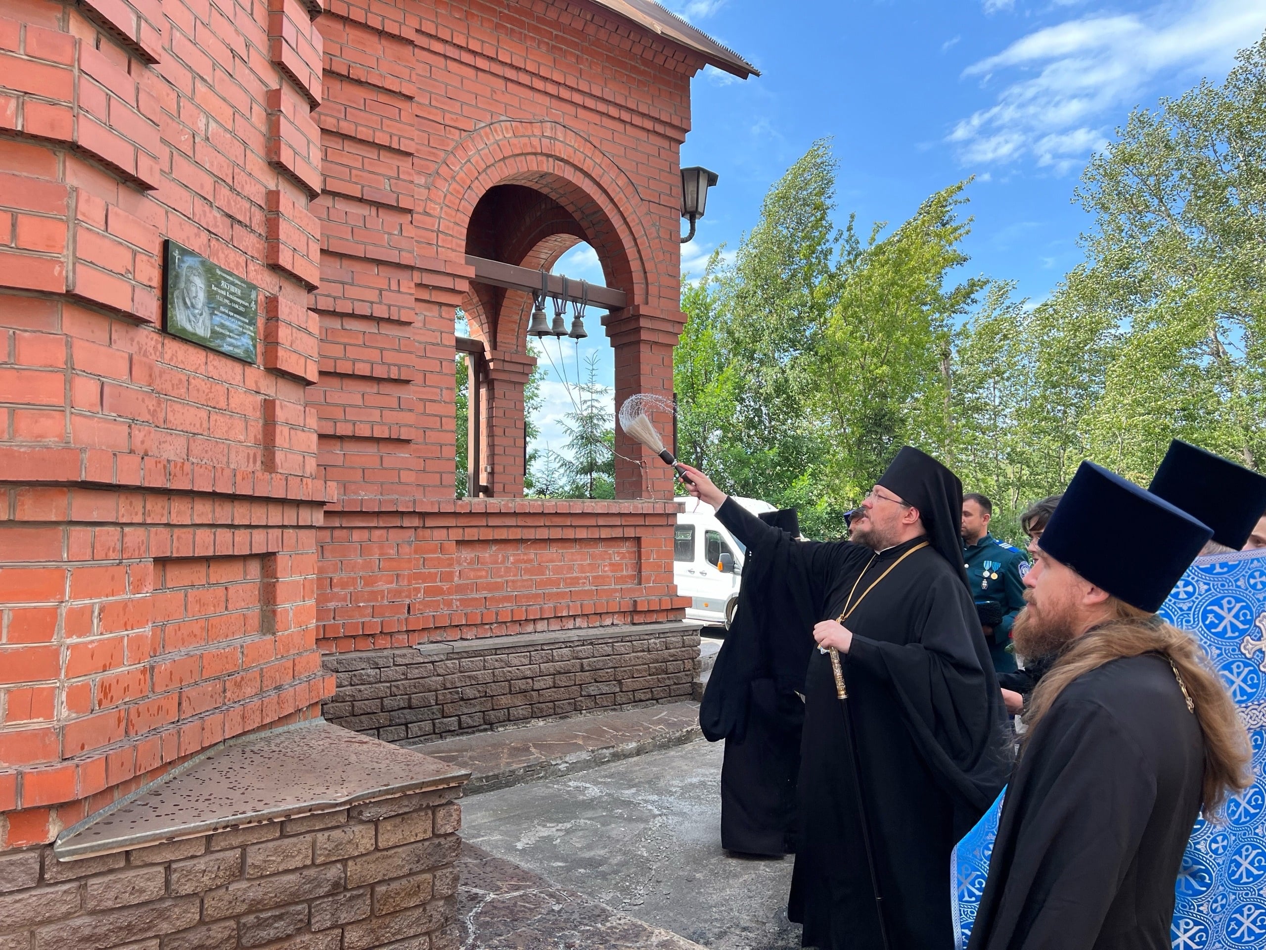 На территории соборного храма Сатки освящена мемориальная доска в память о  погибшем во время СВО прихожанине — Златоустовская епархия Русской  Православной Церкви