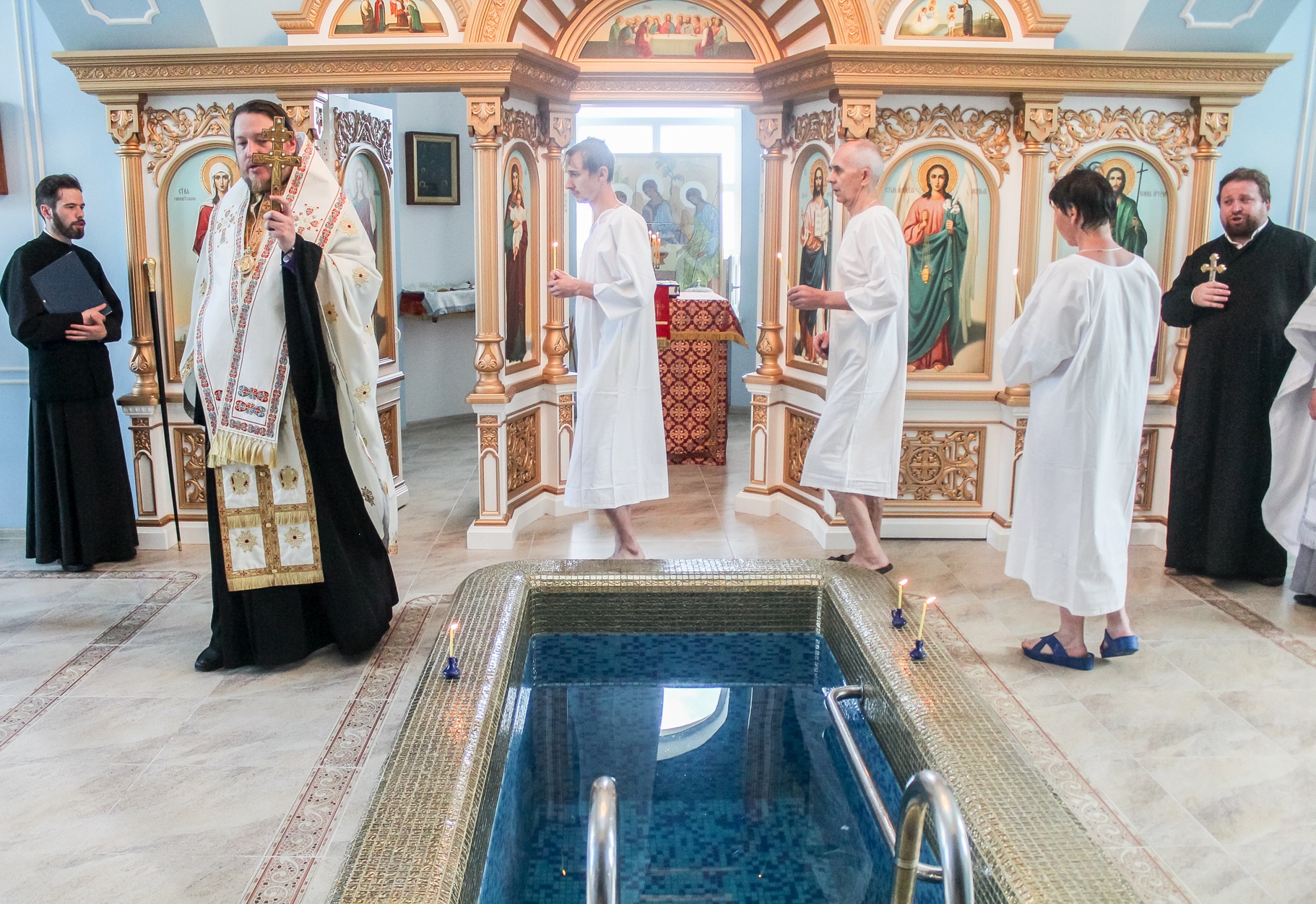 Что нужно в церкви для крещения. Крещение таинство Православие. Крещальная купель Сретенского монастыря. Крещение взрослых в храме. Купель для крещения взрослых.